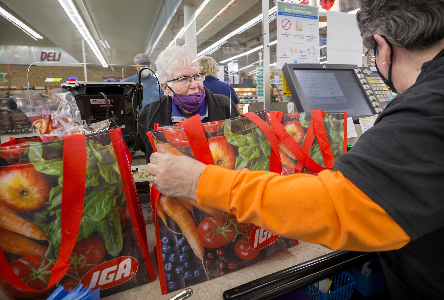211009-newslocal-byobags 01.jpg